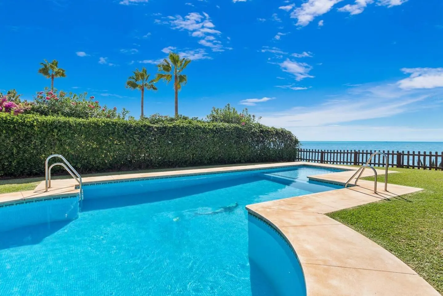 Las Dunas De Marbella - Beachfront 3 Bed Townhouses